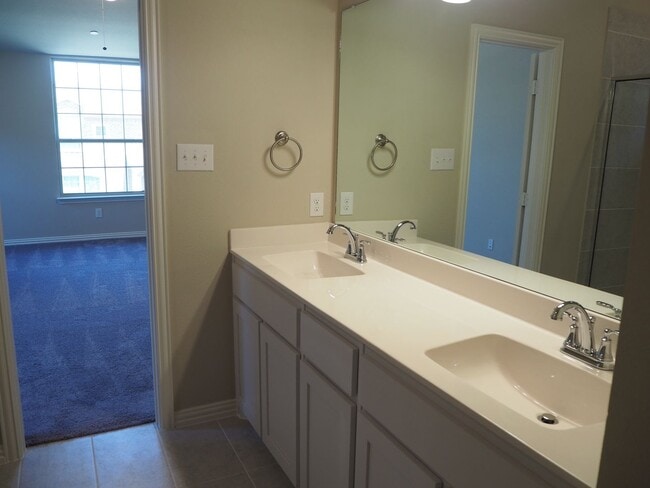 Building Photo - Like NEW 3 Bed 3 Bath Townhouse in Denton