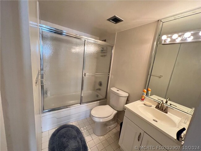 Building Photo - 1440 Brickell Bay Dr