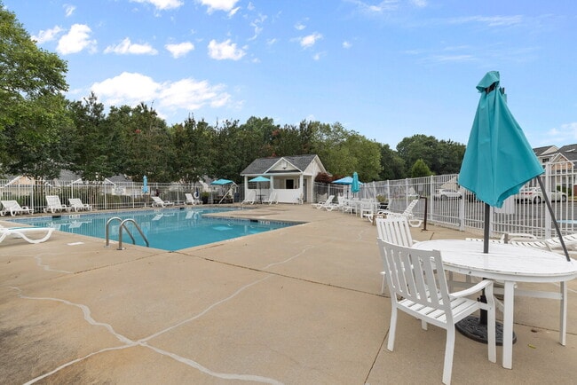 Building Photo - Freshly Updated 3 bed 2 bath Townhome in P...