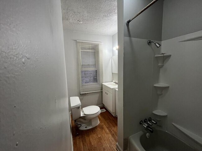 Building Photo - 560 600 E