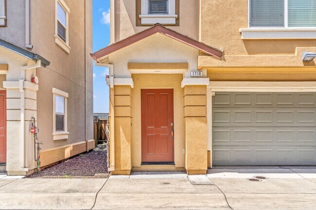 Building Photo - Spacious 2 Bed, 2.5 Bath Townhouse in Gate...