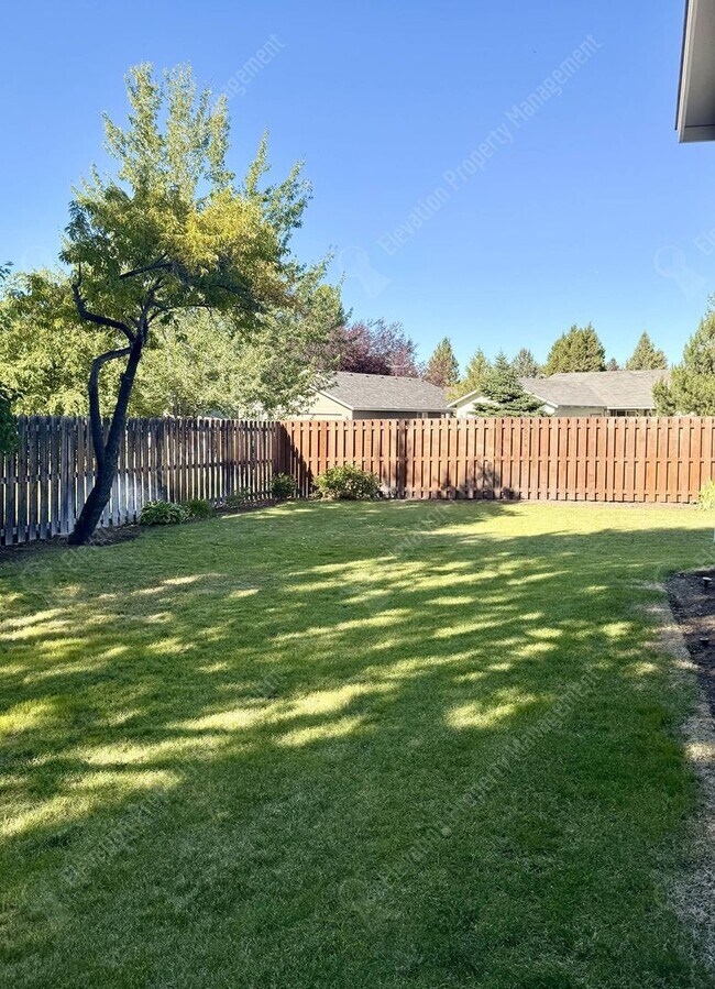Building Photo - Single-Level Living in a Prime NE Bend Location