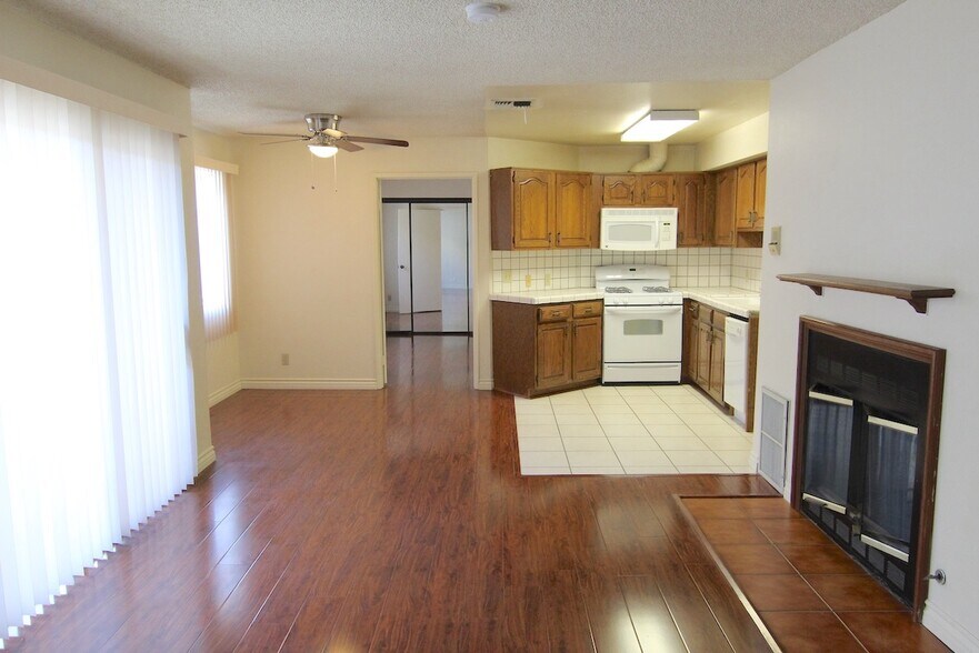 Building Photo - 4267 Beverly Glen Blvd