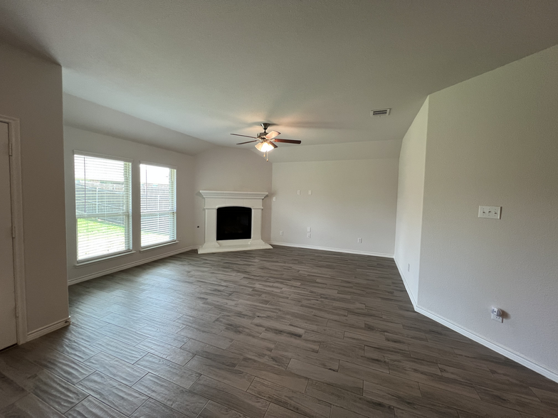 Building Photo - 3057 Maverick Dr
