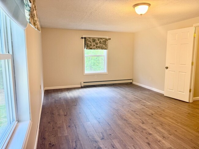 Building Photo - Sunny & Spacious 4 bedroom home