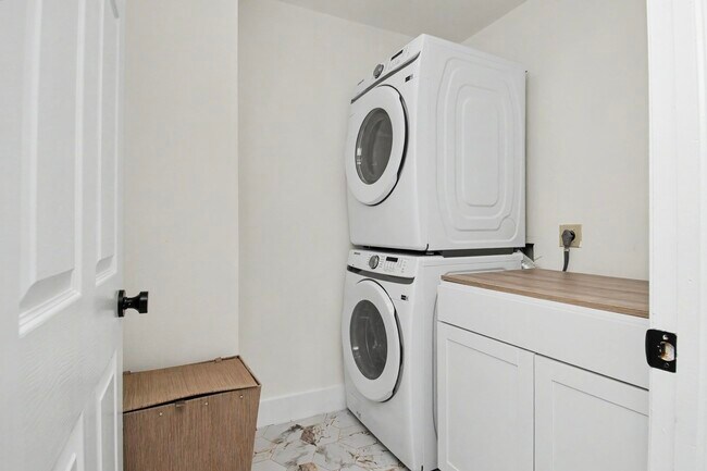 Building Photo - 6744 Via Regina