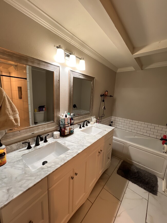 Building Photo - 12101 Pleasant Forest Dr