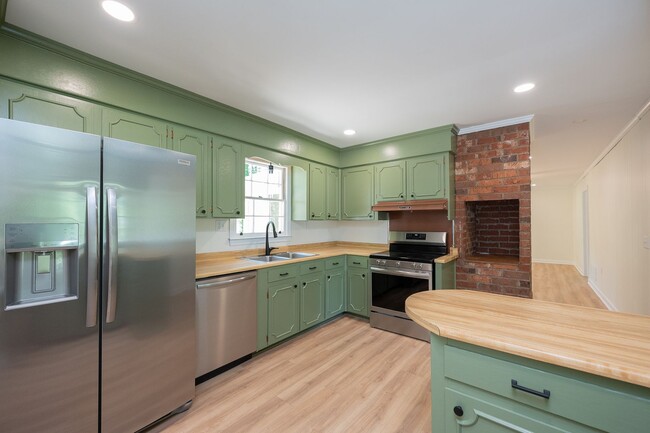 Building Photo - SPACIOUS RETREAT WITH DOWNTOWN CONVENIENCE
