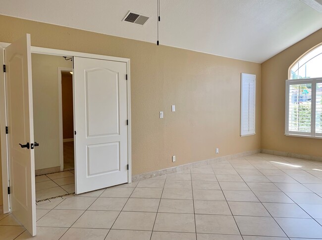 Building Photo - 4 Bedroom Home in Hollister