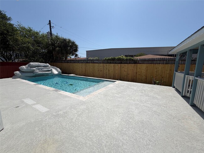 Building Photo - 5525 Swan Dr