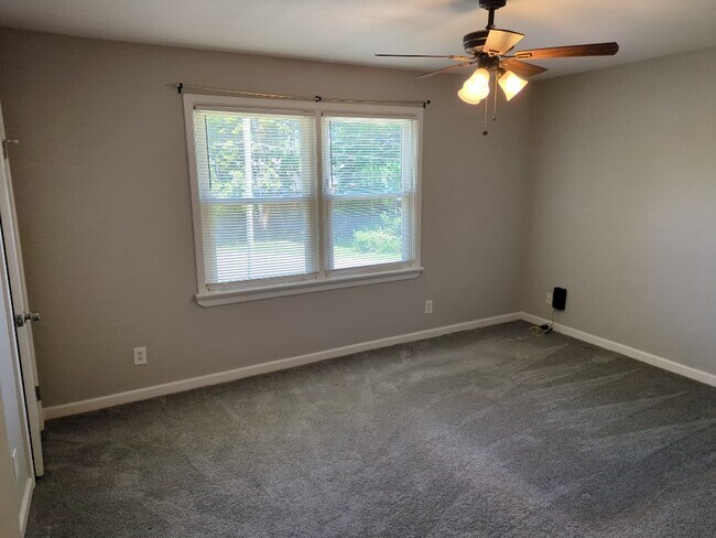 Building Photo - 9396 Pine Tree Rd