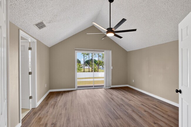 Building Photo - 802 Arietta Cir N