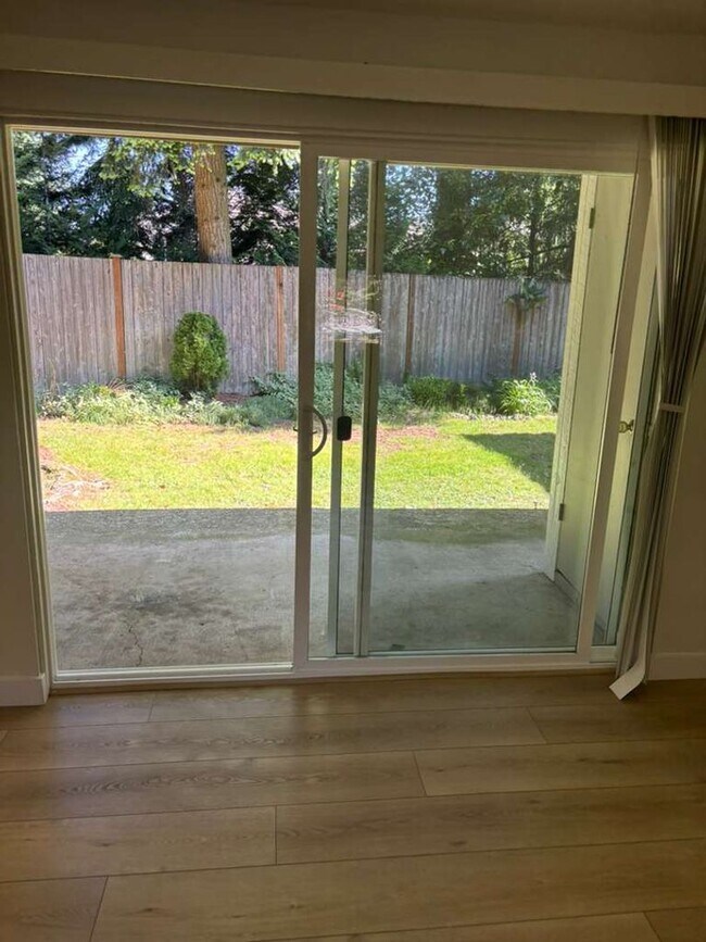 Building Photo - Beautiful remodeled ground floor 2 bedroom 1.5 bath
