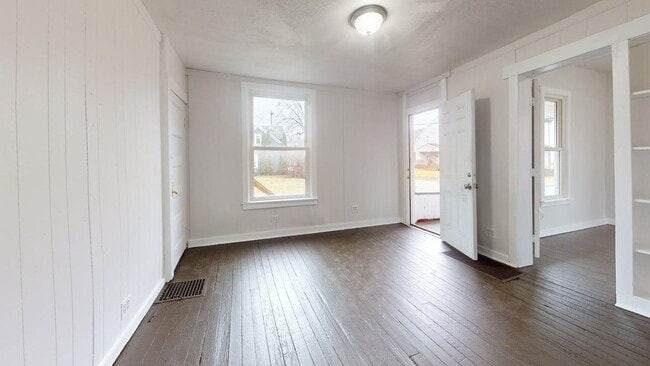 Building Photo - 1408 Maple Ave NE