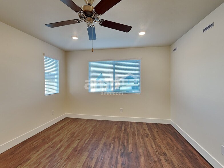 Building Photo - 1064 S Moorside Ave