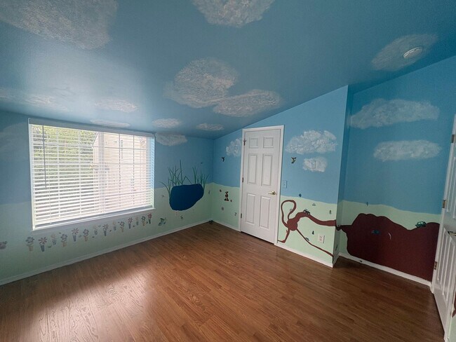 Building Photo - Bright, Spacious Townhome with Stylish Upgrades in Pinehurst/Roosevelt