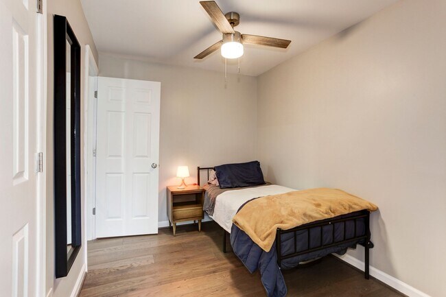 Building Photo - Trinidad Rowhome | 2 Bed | 1 Bath | 800 Sf | Large Fenced-In Front Porch & Fenced-in Backyard | 2...