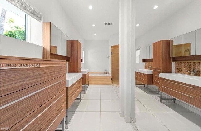 Building Photo - 1025 Belle Meade Island Dr