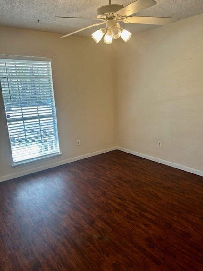 Building Photo - AVAILABLE NOW! *PET FRIENDLY*