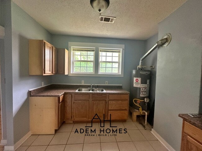 Building Photo - Spacious 2 Bedroom Home in a Central Location!! - (Duplex)