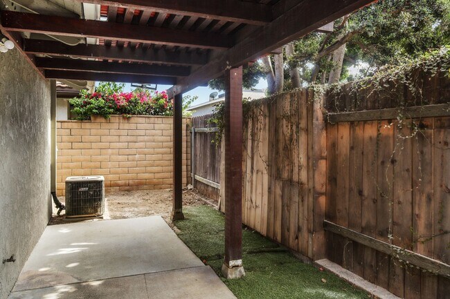 Building Photo - Fully Renovated 2 Bed, 2 Bath Home with Central A/C, Detached Garage & Brand-New Appliances.