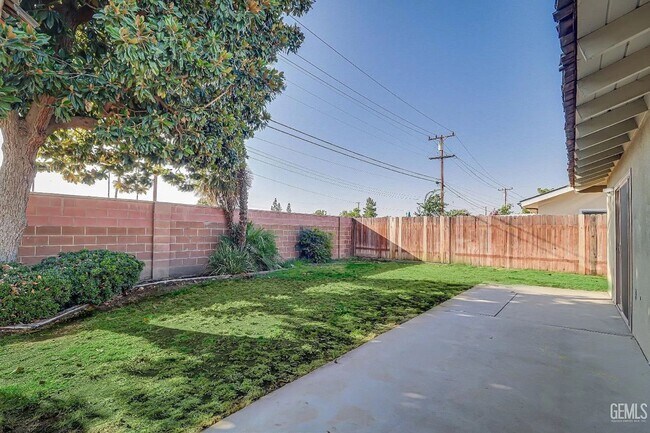 Building Photo - SW Home w/Garage!