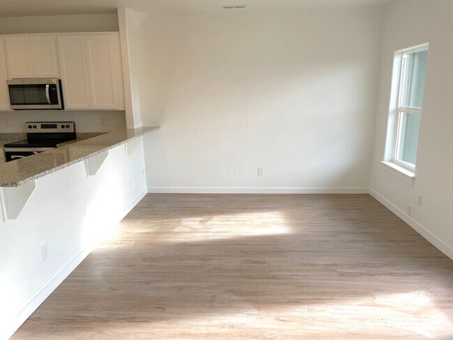 Building Photo - Beautiful Townhome