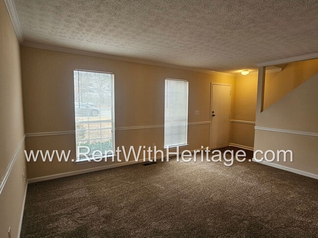 Building Photo - AWESOME 2 BEDROOM / 1.5 BATH APARTMENT IN ...