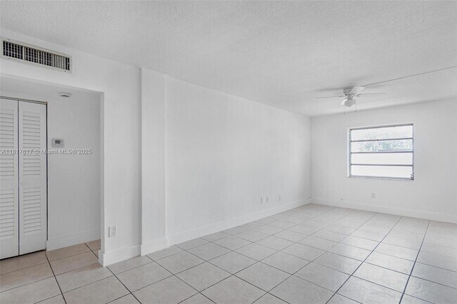 Building Photo - 405 W 11th St