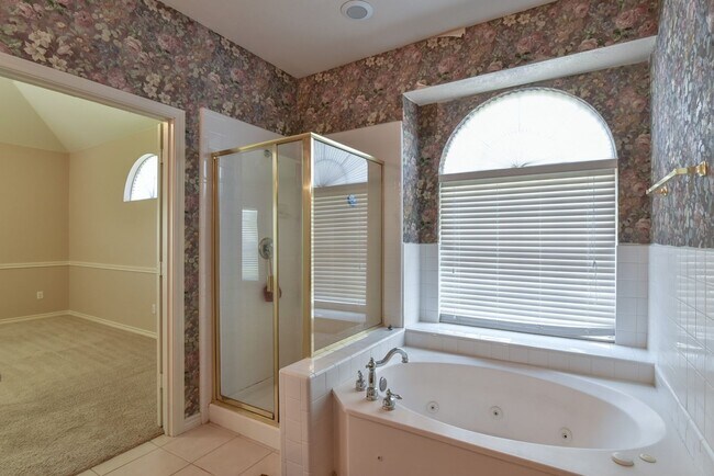 Building Photo - Large Mansfield High Home Centrally Located