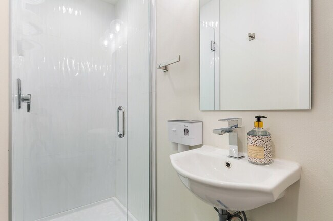 Building Photo - 9413A Roosevelt Way NE