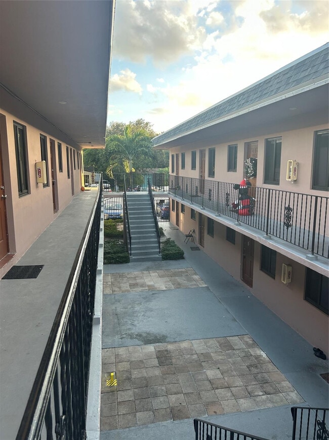 Building Photo - 2545 Taft St