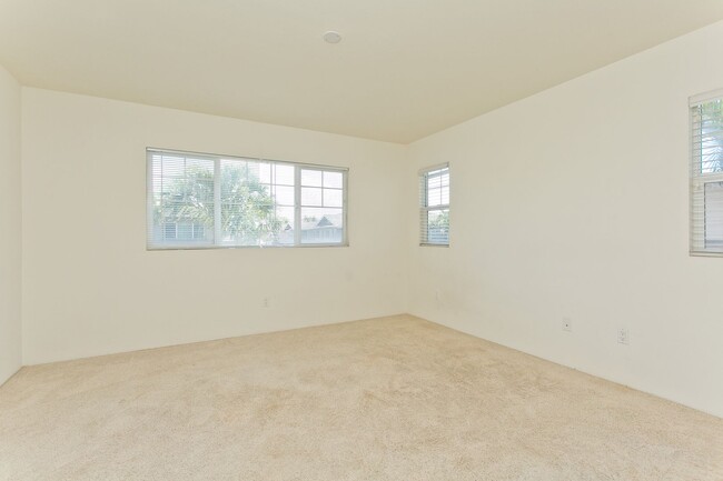 Building Photo - Available December 1st, Three Bedroom 2 1/...