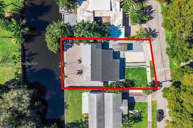 Building Photo - 300 SW 11th Ct