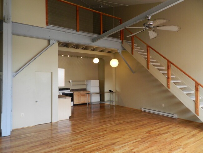 Living & loft - 3309 Blake St
