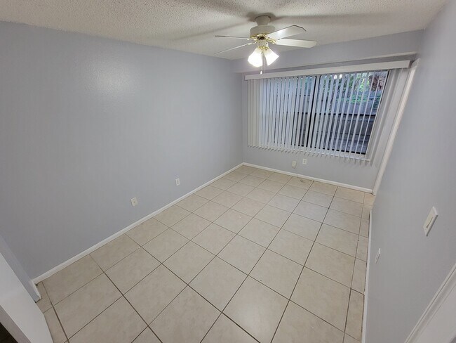 Building Photo - 4846 Royal Palm Ave