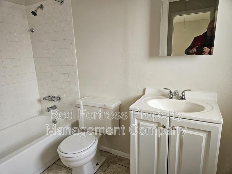 Building Photo - 1635 Newport Ct