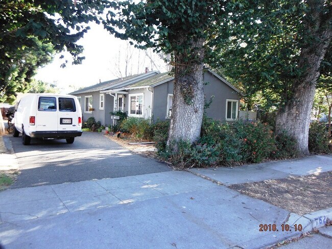 Building Photo - LAUR62-64