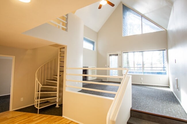 Building Photo - FREE RENT: Fantastic Lake Oswego 2Bdr w/Fireplace, Dishwasher & W/D + Balcony