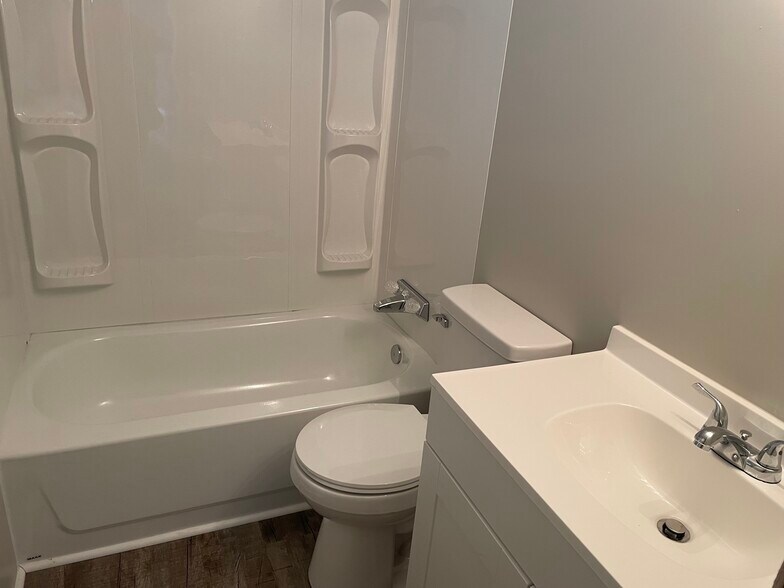 Building Photo - 176 Circle Dr