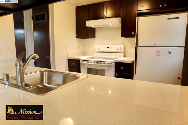Building Photo - 5554 Roundtree Common