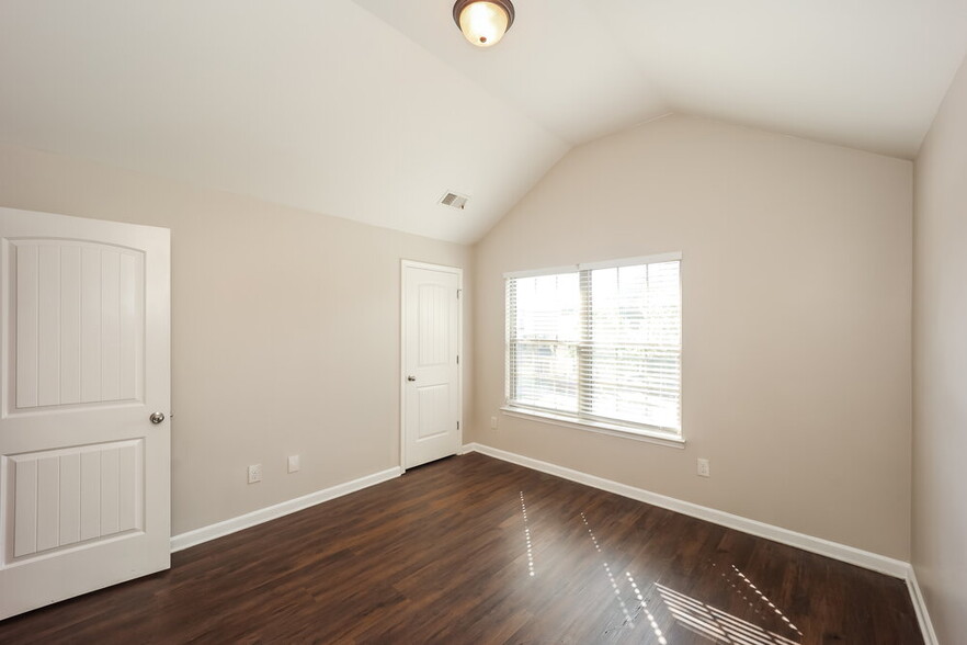Building Photo - 207 Tyre Dr