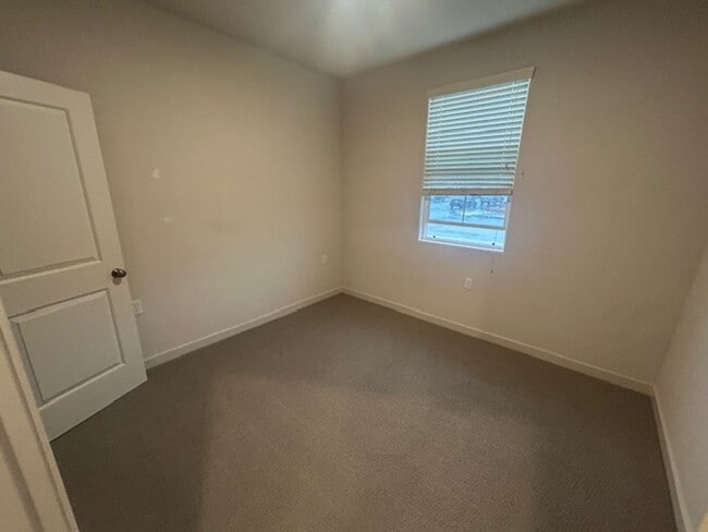 Building Photo - Newer 5 Bedroom 3 Bathroom in Tulare!