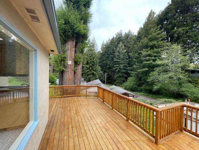 Building Photo - Beautiful and Spacious Home with New Deck ...