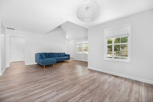 Building Photo - (Coming Soon) Renovated Home just minutes from Uptown!