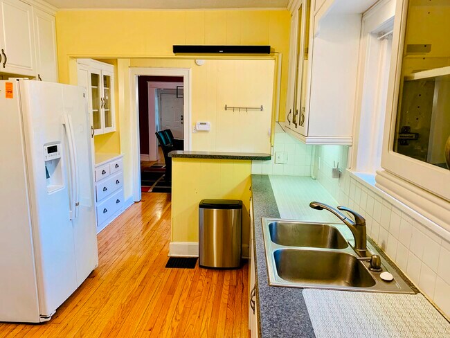 Building Photo - 5830 Holmes St