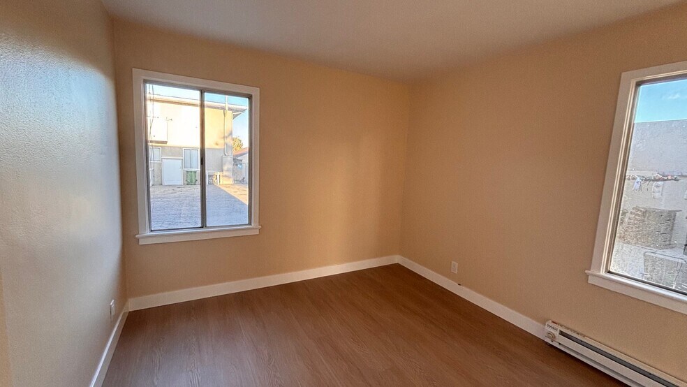 Building Photo - 855 W 29th Pl