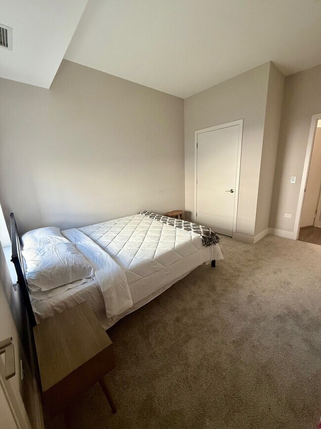 Building Photo - 18w070 Royce Blvd