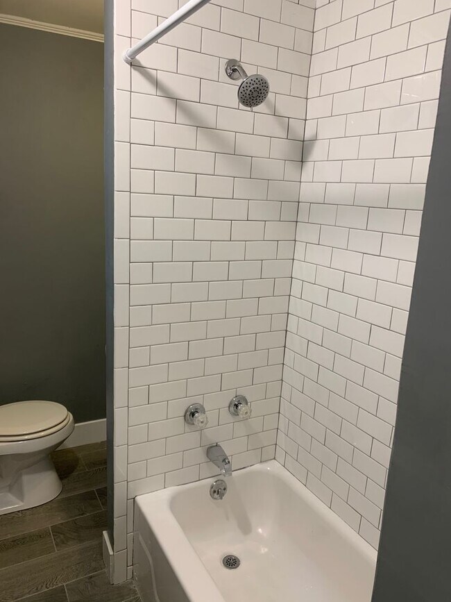 Building Photo - Charming 3-Bedroom Apartment in Midtown Ki...