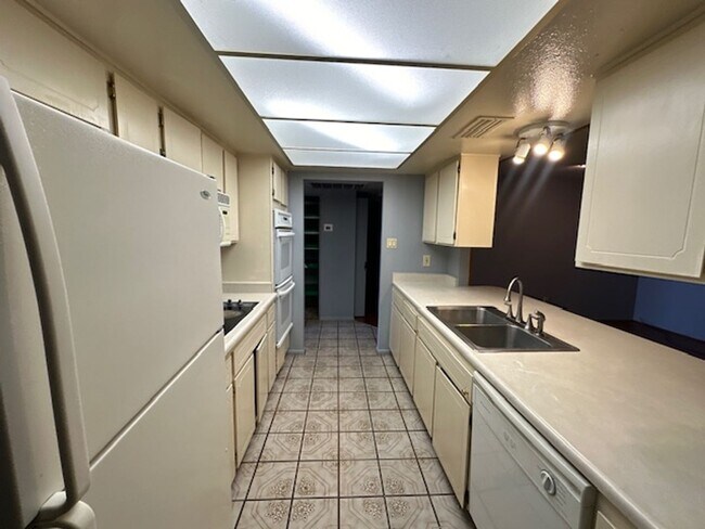 Building Photo - !!HALF OFF FIRST MONTH'S RENT!! Spacious 3...